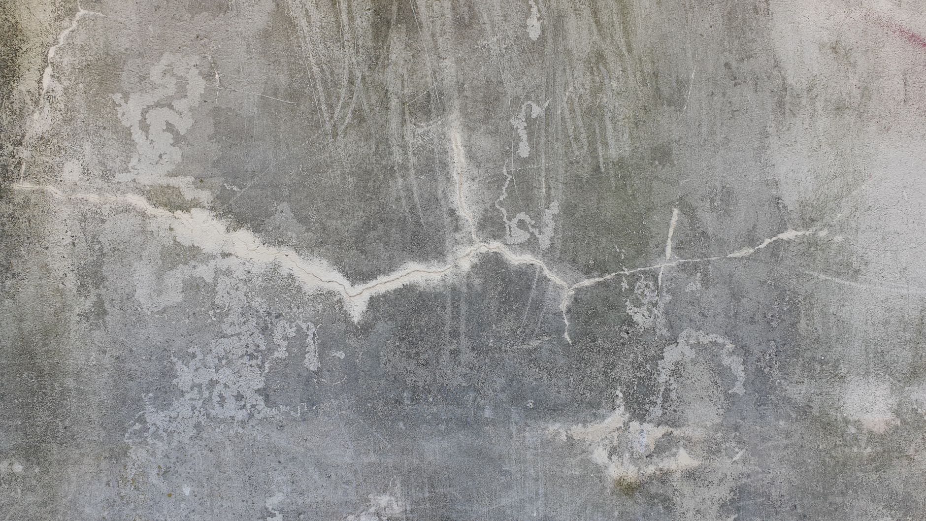 Por qué aparecen manchas en la pared después de pintar